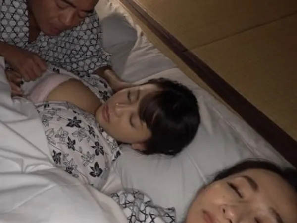 sex mẹ châu âu Bố dượng gạ tình con gái riêng của vợ