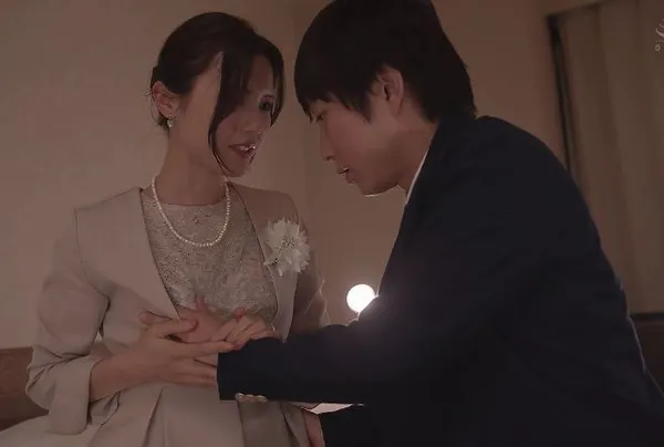 gái xinh thủ dâm chảy nước Má kế đến chúc mừng con trai tốt nghiệp và món quà bất ngờ